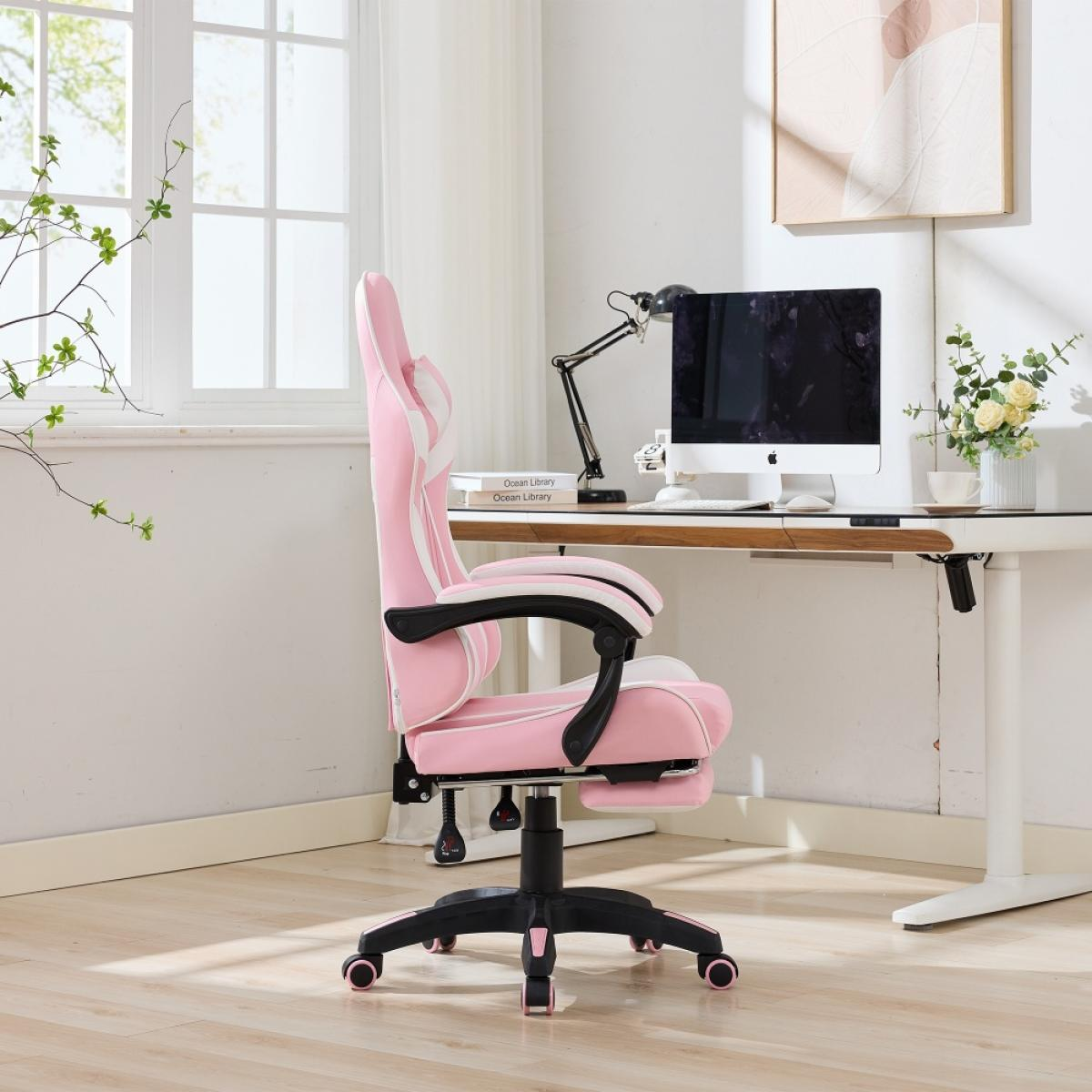 Ein pinkfarbener und weißer Gaming-Stuhl steht neben einem Schreibtisch mit Computer. Im Hintergrund sind ein Fenster und Kunst.