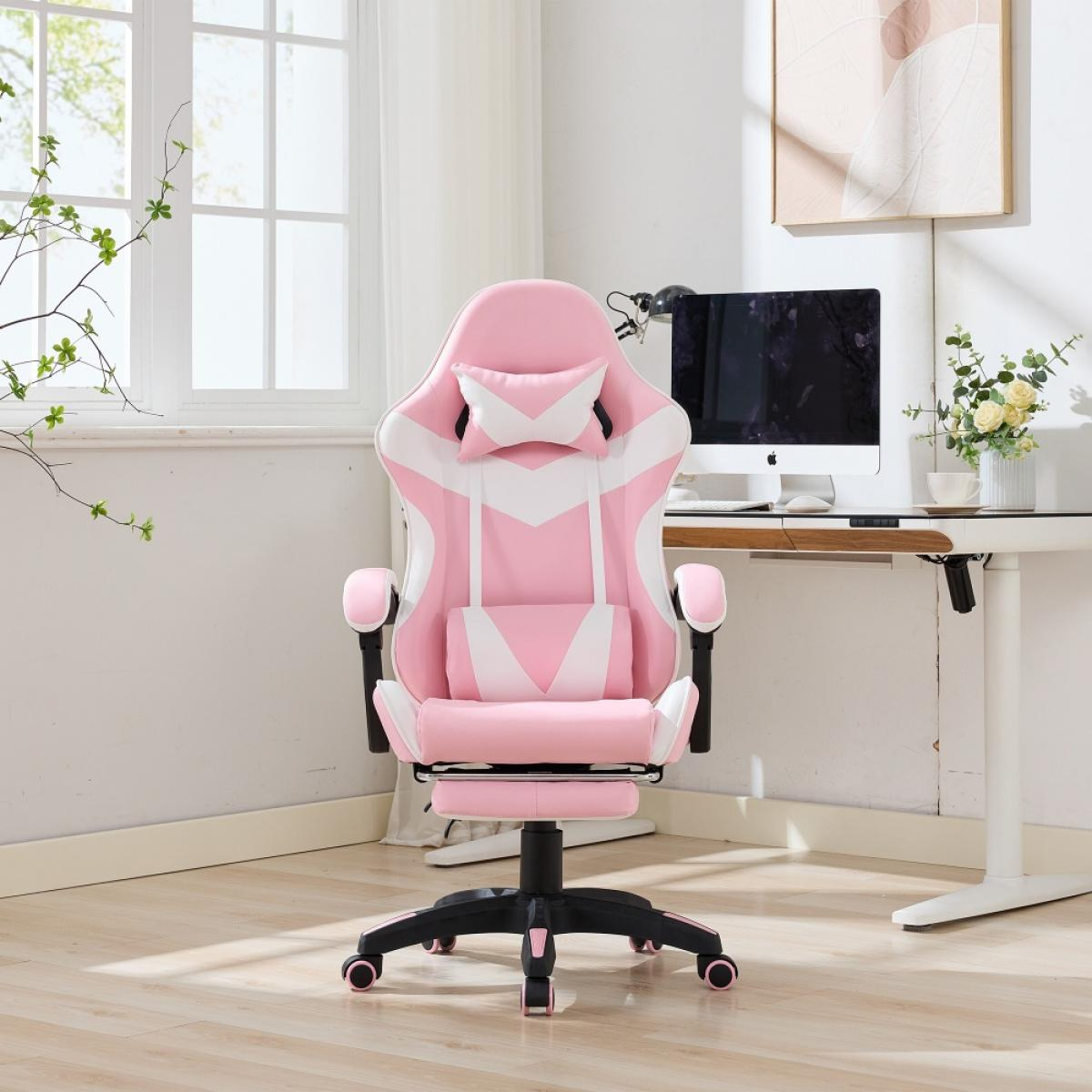 Ein rosa-weißer Gaming-Stuhl steht in einem Raum. Im Hintergrund befindet sich ein Schreibtisch mit Computer und Blumen.