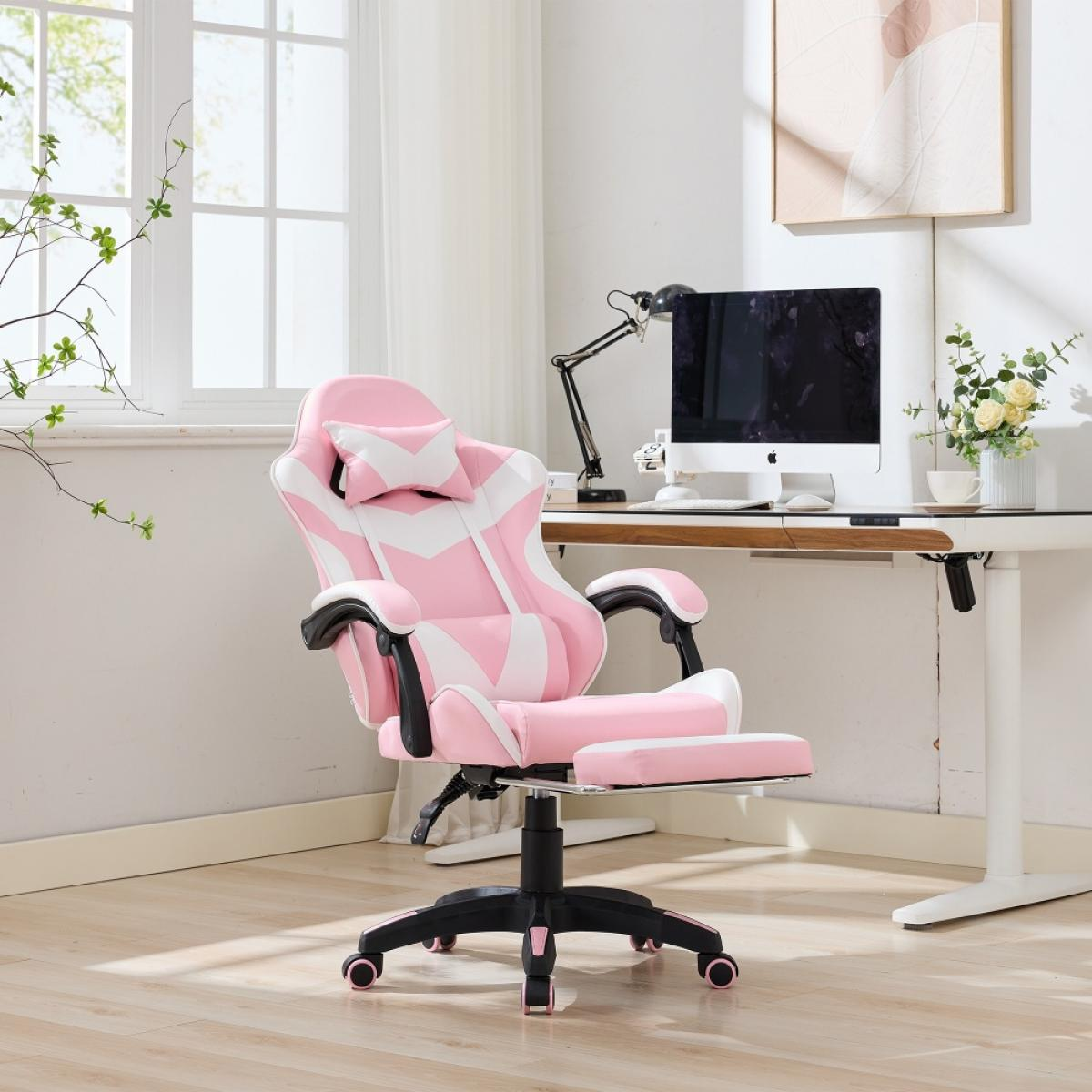 Ein rosa-weißer Gaming-Stuhl mit Fußstütze steht in einem Raum. Im Hintergrund befinden sich ein Schreibtisch mit Computer und ein Fenster.