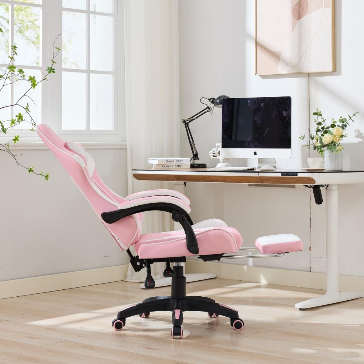 Rosa-weißer Gaming-Stuhl mit Fußstütze neben einem Schreibtisch. Computer, Lampe und Blumen stehen auf dem Schreibtisch. Fenster im Hintergrund.