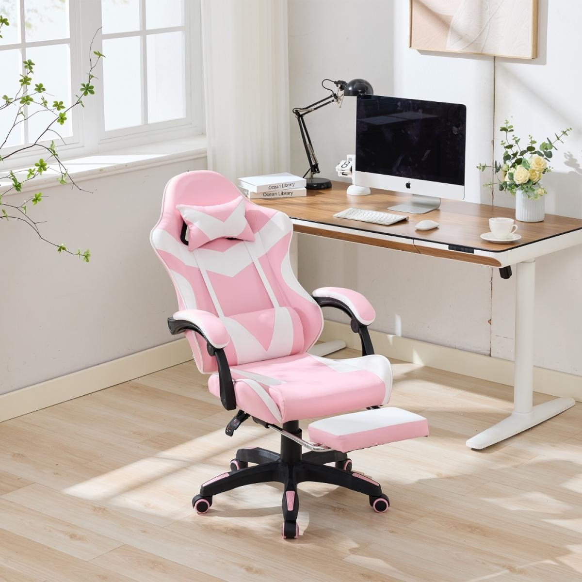 Ein rosa-weißer Gaming-Stuhl mit Fußstütze steht vor einem Holzschreibtisch mit Computer und Lampe.