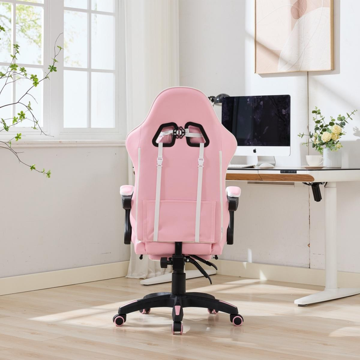 Ein rosa Gaming-Stuhl blickt den Betrachter an. Im Hintergrund ein Schreibtisch mit Computer und Blumen. Links ein Fenster.