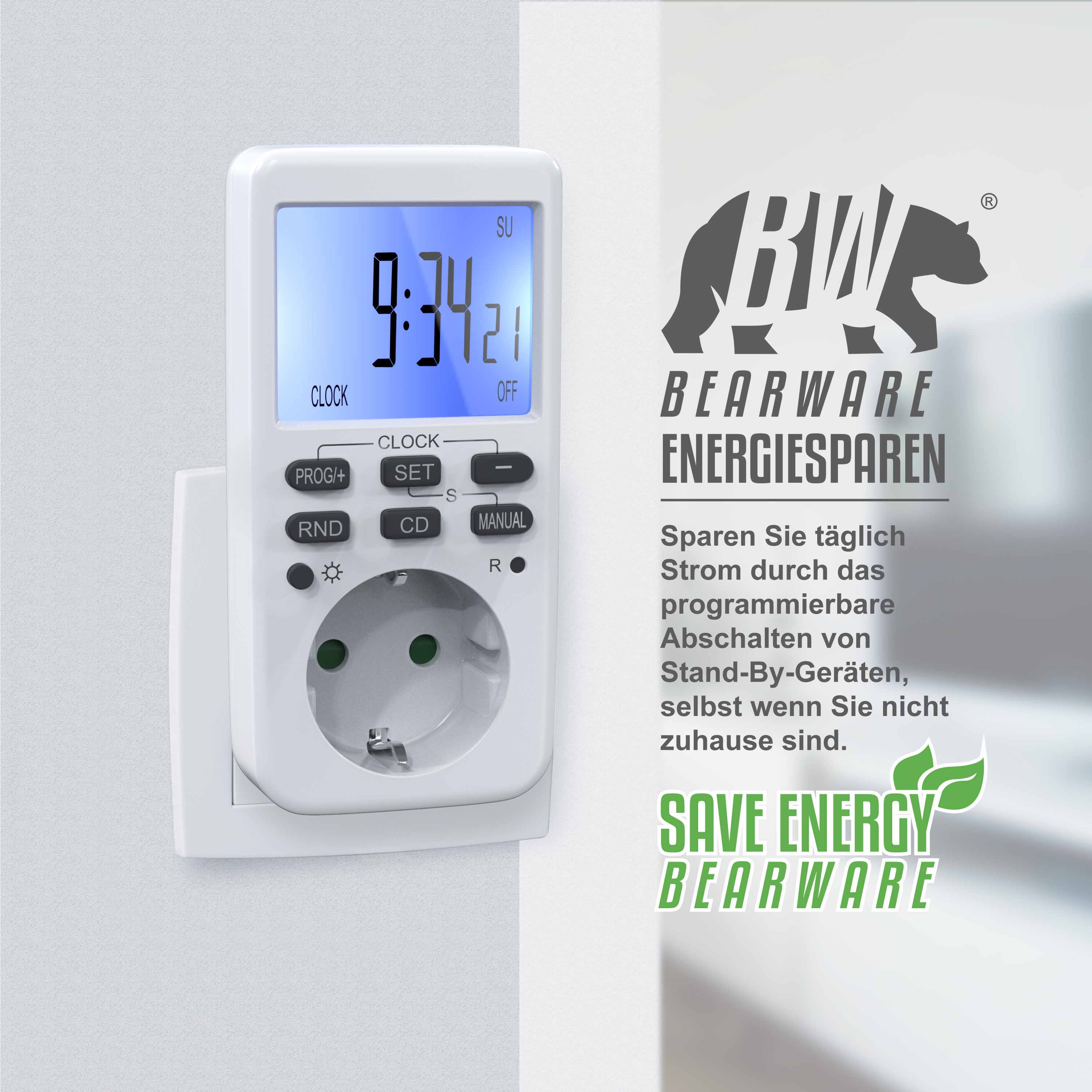 Ein weißer digitaler Timer ist in eine Wand eingesteckt. Das Display zeigt die Uhrzeit. Das Bearware-Logo ist vorhanden.