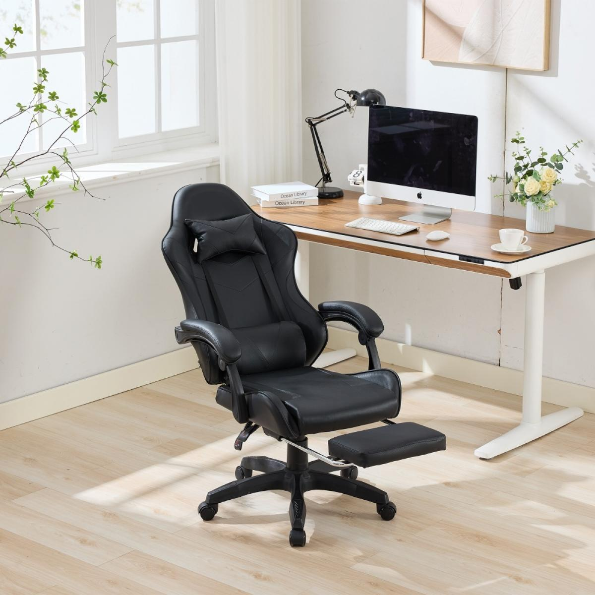 Schwarzer Gaming-Stuhl mit Fußstütze in einem Raum mit Schreibtisch, Computer, Lampe und Fenster mit Pflanzen.