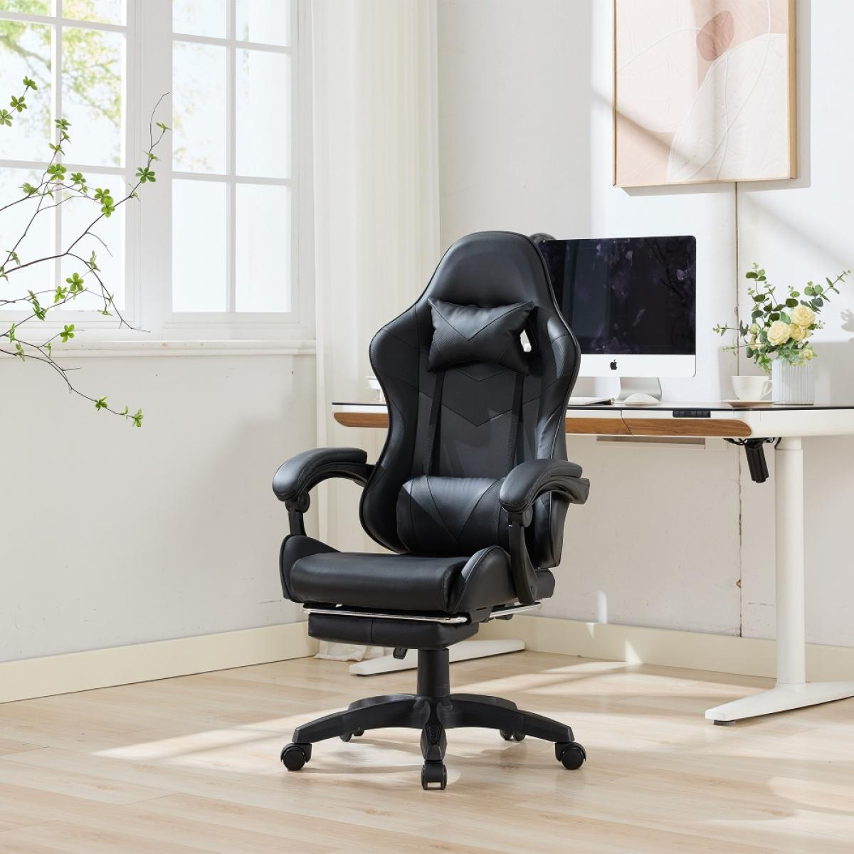 Ein schwarzer Gaming-Stuhl steht im Mittelpunkt. Dahinter befinden sich ein Schreibtisch mit Computer und Blumen. Ein Fenster und Kunst an der Wand.