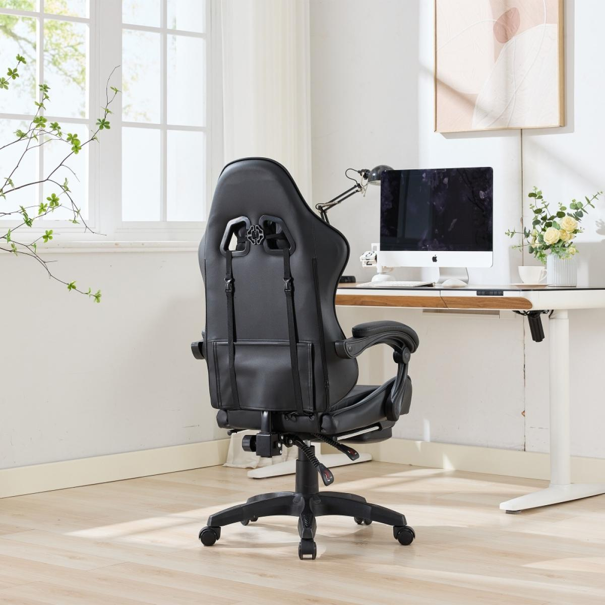 Ein schwarzer Gaming-Stuhl ist abgewandt. Ein Schreibtisch mit Computer, Lampe und Blumen ist dahinter. Links ist ein Fenster.