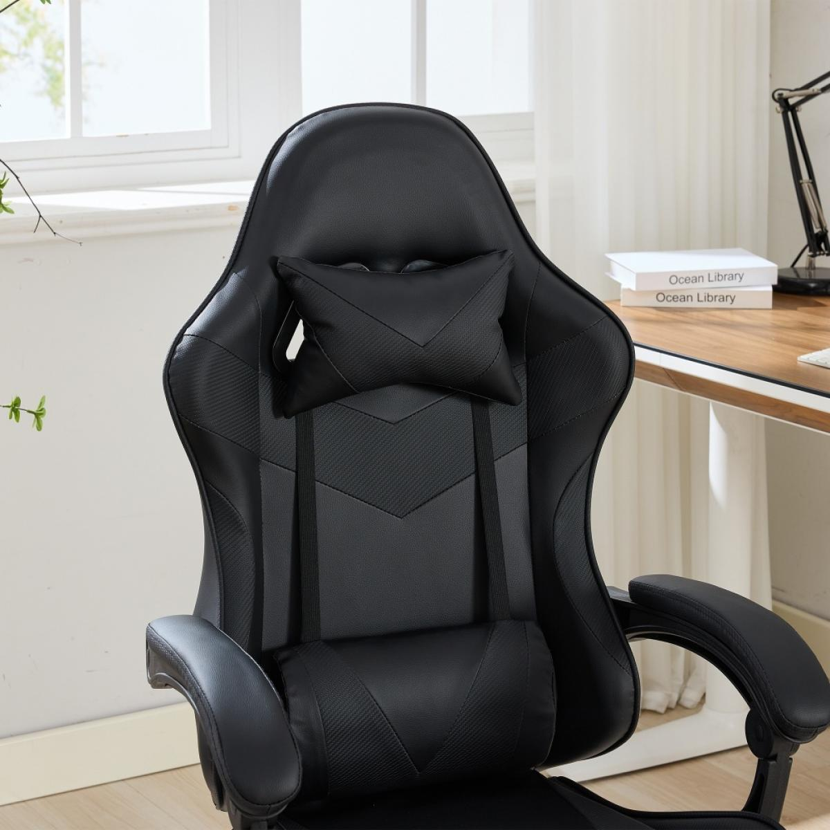 Ein schwarzer Gaming-Stuhl mit Kopf- und Lendenwirbelstütze. Im Hintergrund befinden sich ein Fenster und ein Schreibtisch.