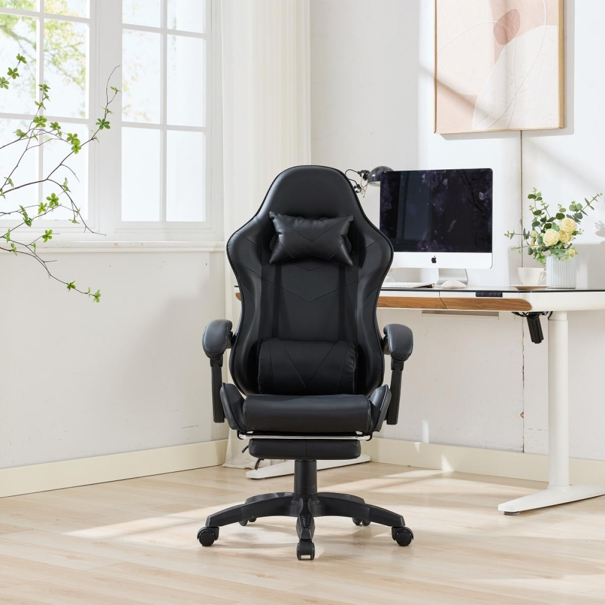 Ein schwarzer Gaming-Stuhl steht im Mittelpunkt. Im Hintergrund ein Schreibtisch mit Computer und Blumen. Links ein Fenster.