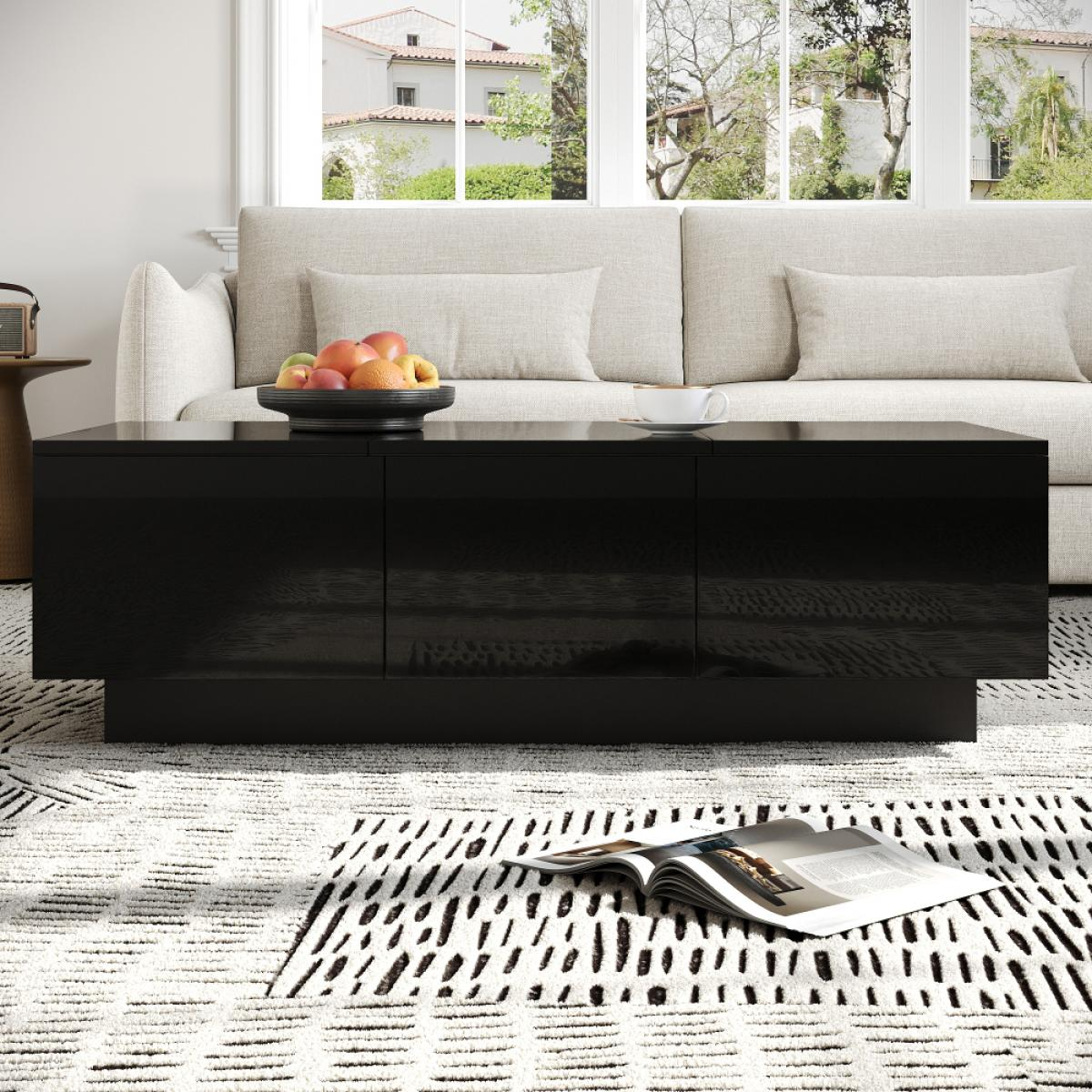 Ein modernes Wohnzimmer mit schwarzem Couchtisch, Obstschale, Sofa und gemustertem Teppich. Ein offenes Magazin liegt auf dem Teppich.
