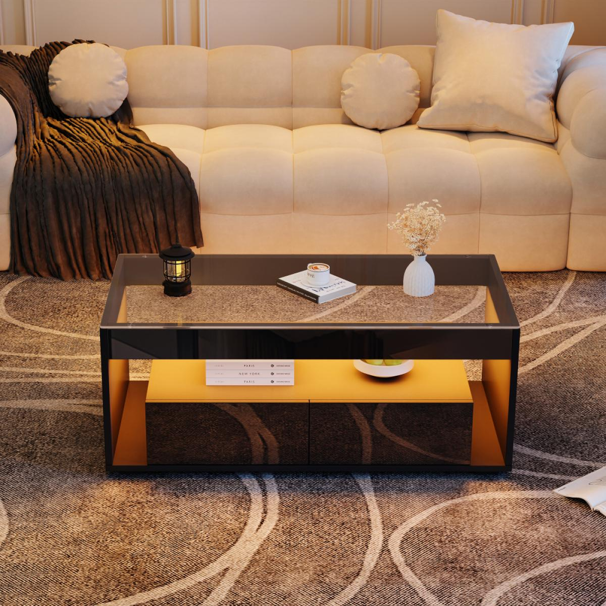 Ein modernes Wohnzimmer mit Couchtisch, Sofa und Teppich. Auf dem Tisch liegen Bücher, eine Tasse, Blumen und eine Lampe. Das Sofa hat Kissen.
