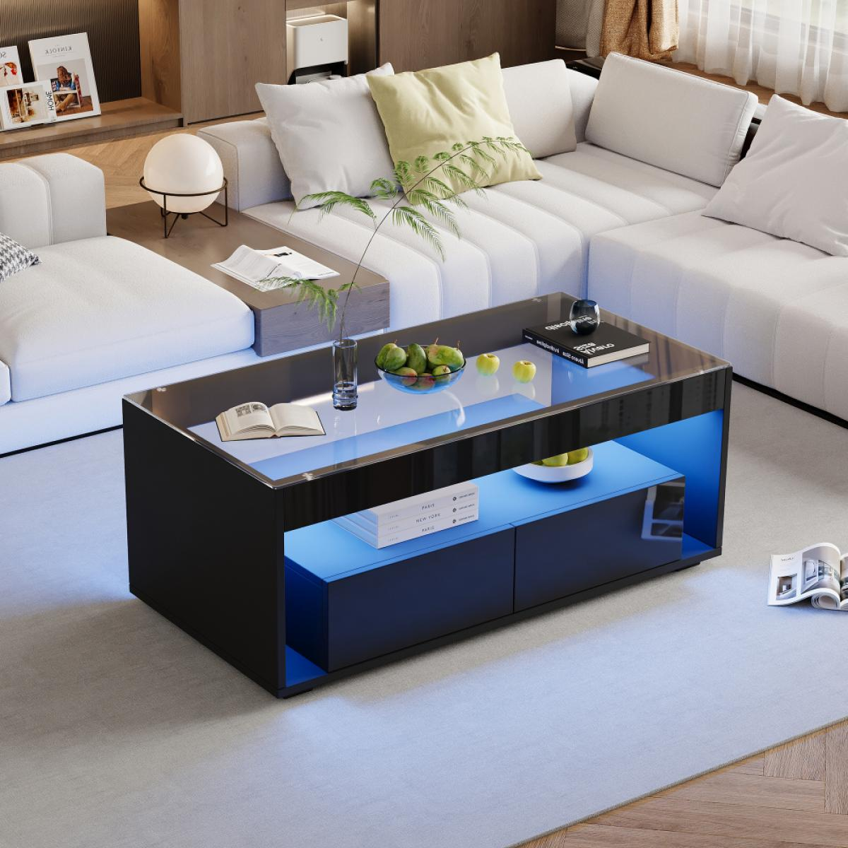 Modernes Wohnzimmer mit schwarzem Couchtisch, Glasplatte, blauen Lichtern und weißem Sofa. Früchte auf dem Tisch.
