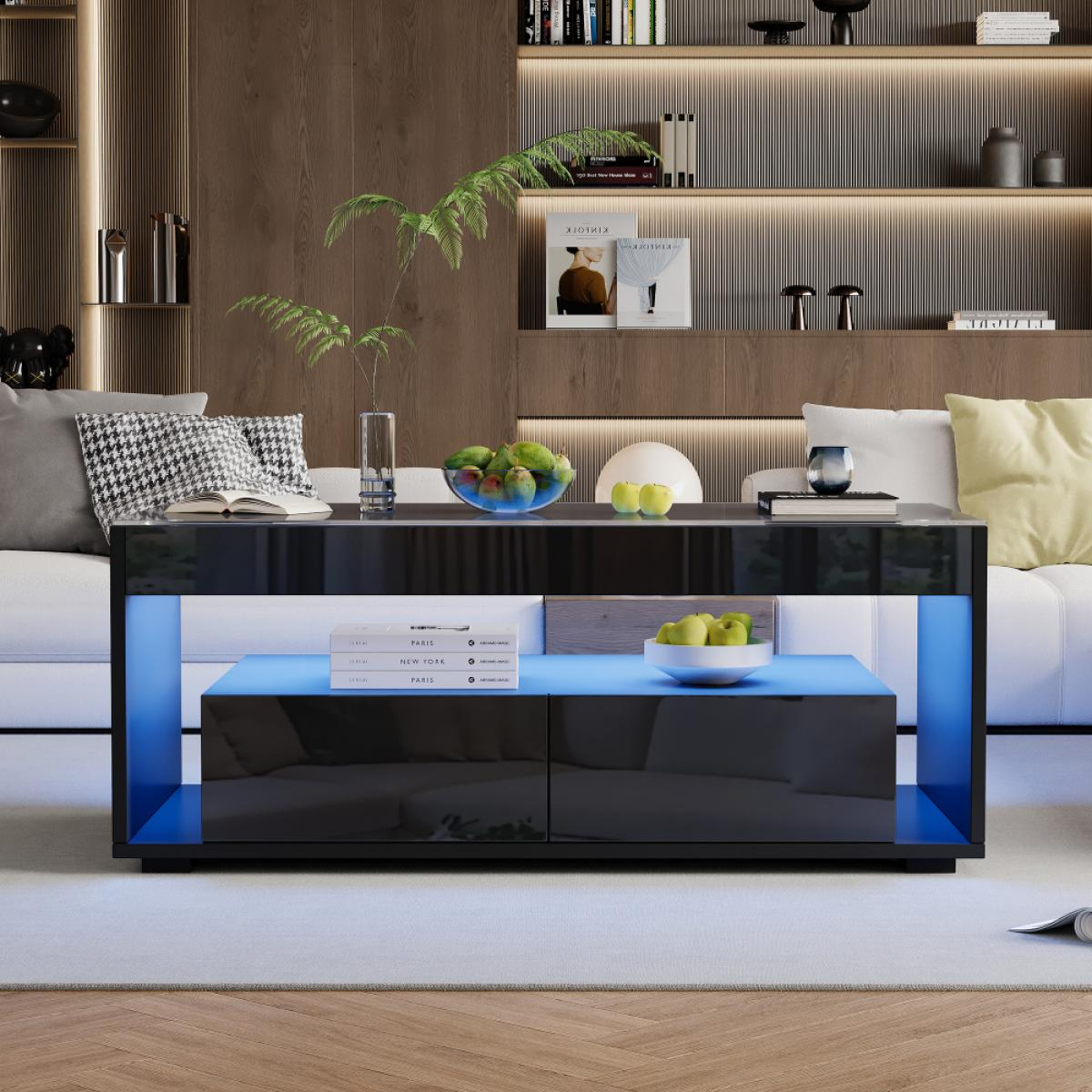 Wohnzimmer mit schwarzem Tisch mit blauem Licht. Es gibt Früchte, Bücher und Pflanzen. Ein weißes Sofa und Holzregale sind im Hintergrund.