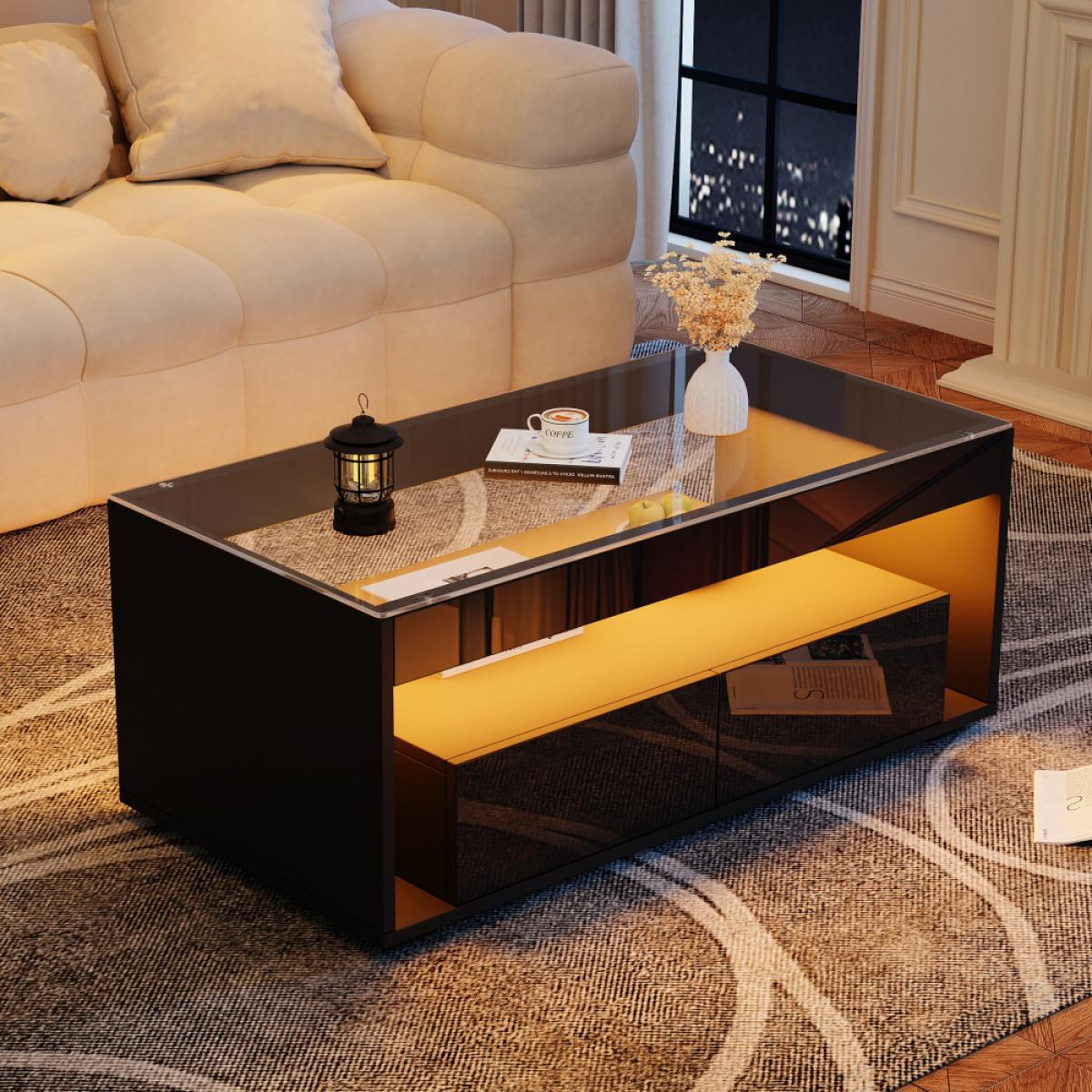 Ein modernes Wohnzimmer mit einem schwarzen Couchtisch, einem beigen Sofa und einem gemusterten Teppich. Eine Lampe, ein Buch und eine Vase stehen auf dem Tisch.