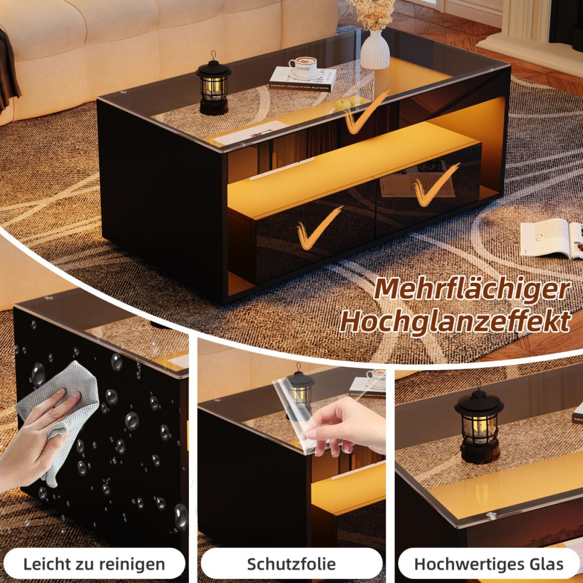 Ein moderner schwarzer Couchtisch mit Glasplatte. Er hat ein eingebautes Regal und Schubladen. Außerdem stehen eine kleine Laterne und ein Buch auf dem Tisch.