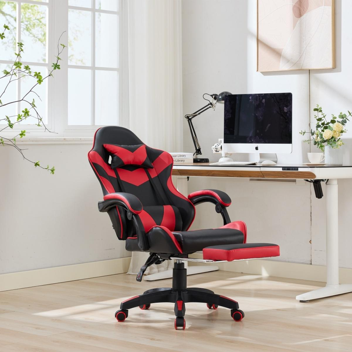 Roter und schwarzer Gaming-Stuhl mit Fußstütze vor einem Schreibtisch mit Computer. Fenster und Kunst im Hintergrund.