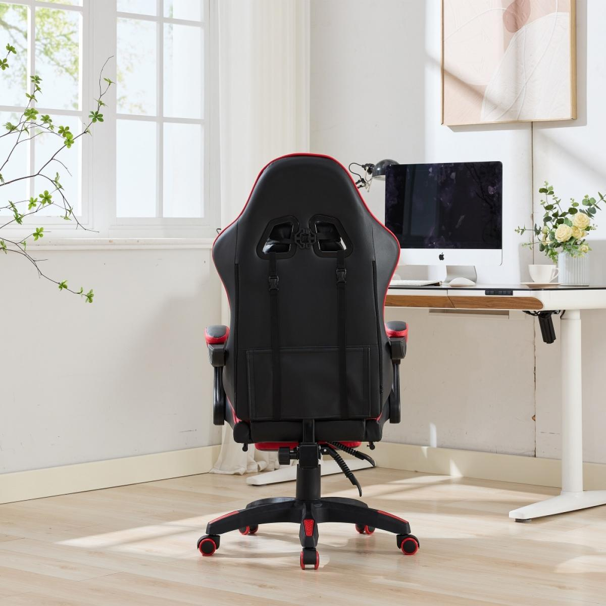 Ein Gaming-Stuhl mit roten Akzenten ist abgewandt. Im Hintergrund befinden sich ein Schreibtisch mit Computer, Blumen und ein Fenster.