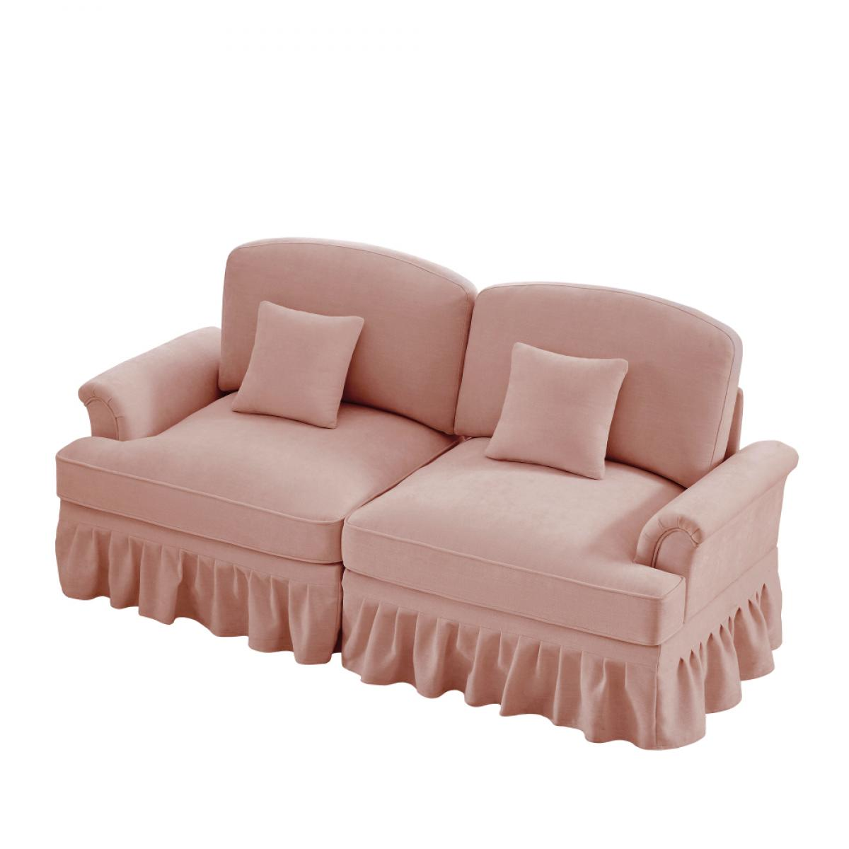 Ein zweiteiliges rosa Sofa mit Rüschenrock und zwei quadratischen Kissen. Das Sofa hat geschwungene Arme und Rücken, isoliert auf Weiß.