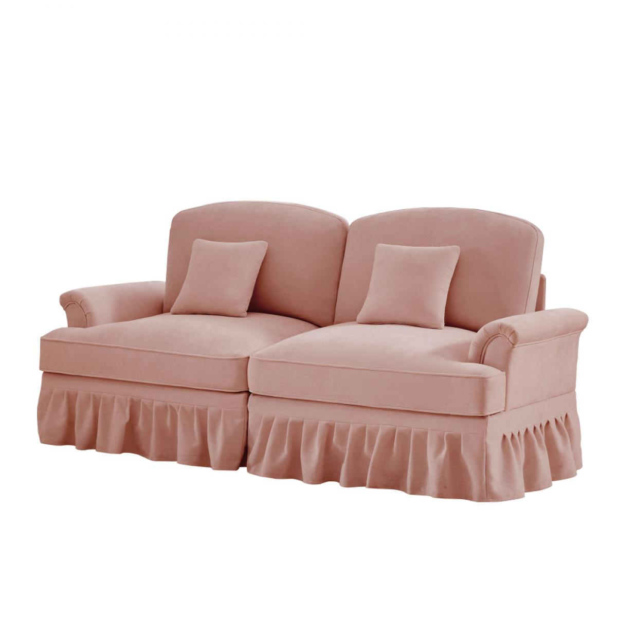 Ein rosafarbenes Zweisitzer-Sofa mit zwei quadratischen Kissen. Das Sofa hat Rüschendetails und steht vor weißem Hintergrund.