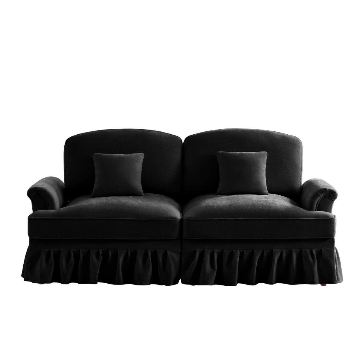 Ein schwarzes Sofa mit zwei Abschnitten, je mit einem Kissen. Das Sofa hat einen plissierten Rock und abgerundete Arme. Weißer Hintergrund.