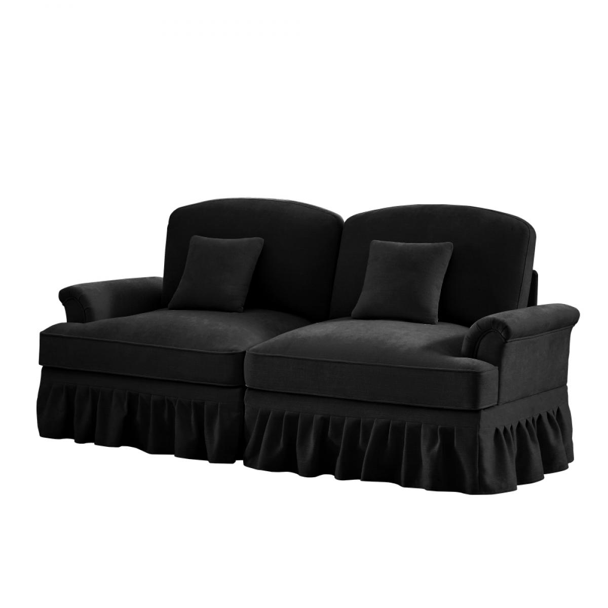 Ein schwarzes Zweisitzer-Sofa mit zwei Kissen. Das Sofa hat einen Rock um den Boden. Es ist vor einem weißen Hintergrund platziert.