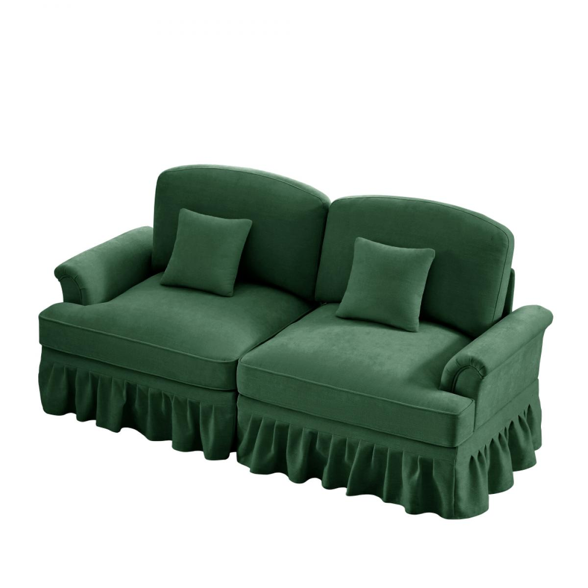 Ein grünes Sofa mit zwei Teilen, je mit einem Kissen. Es hat einen gerüschten Rock und geschwungene Arme, vor weißem Hintergrund.