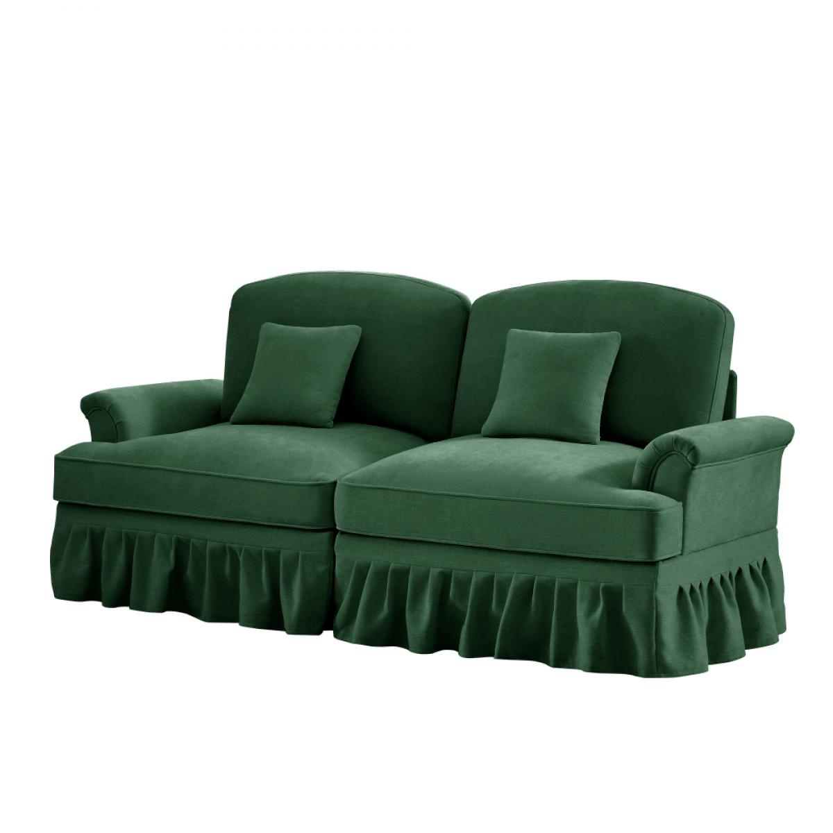 Ein grünes Zweisitzer-Sofa mit zwei Kissen. Es hat einen gerüschten Sockel und eine abgerundete Rückenlehne. Das Sofa steht vor weißem Hintergrund.