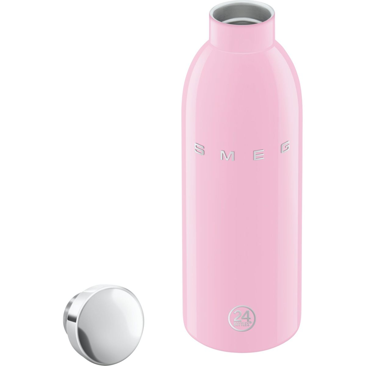 Yanında gümüş bir kapağı olan pembe bir SMEG su şişesi. Şişenin kapağı çıkarılmış, logo şişenin üzerinde.