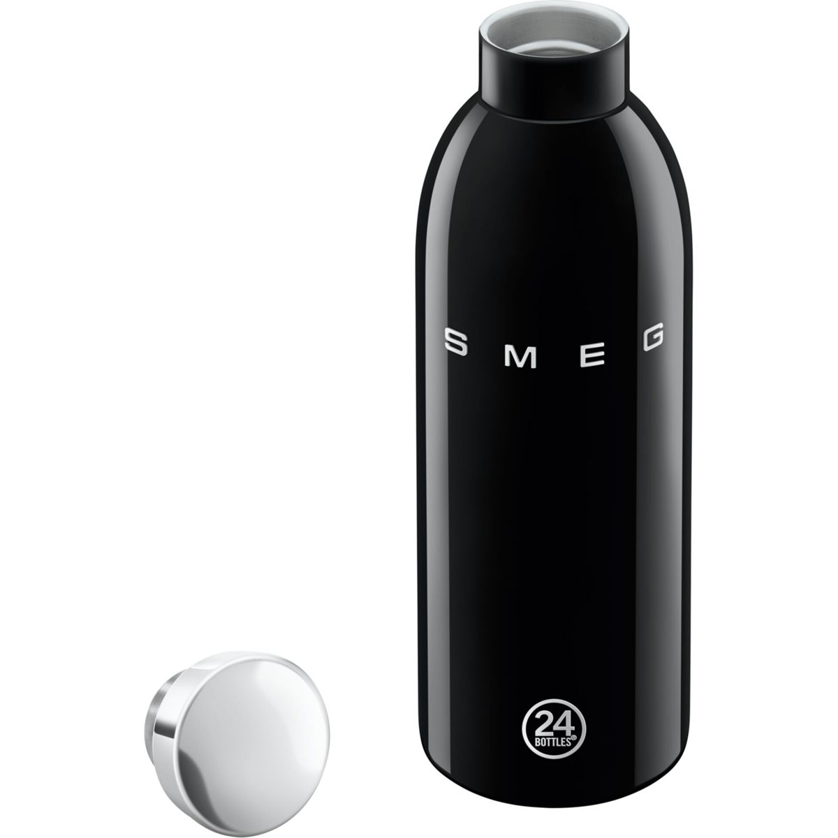 Solda gümüş kapaklı siyah bir SMEG su şişesi. Şişenin beyaz bir logosu ve altta 24 Bottles logosu var.