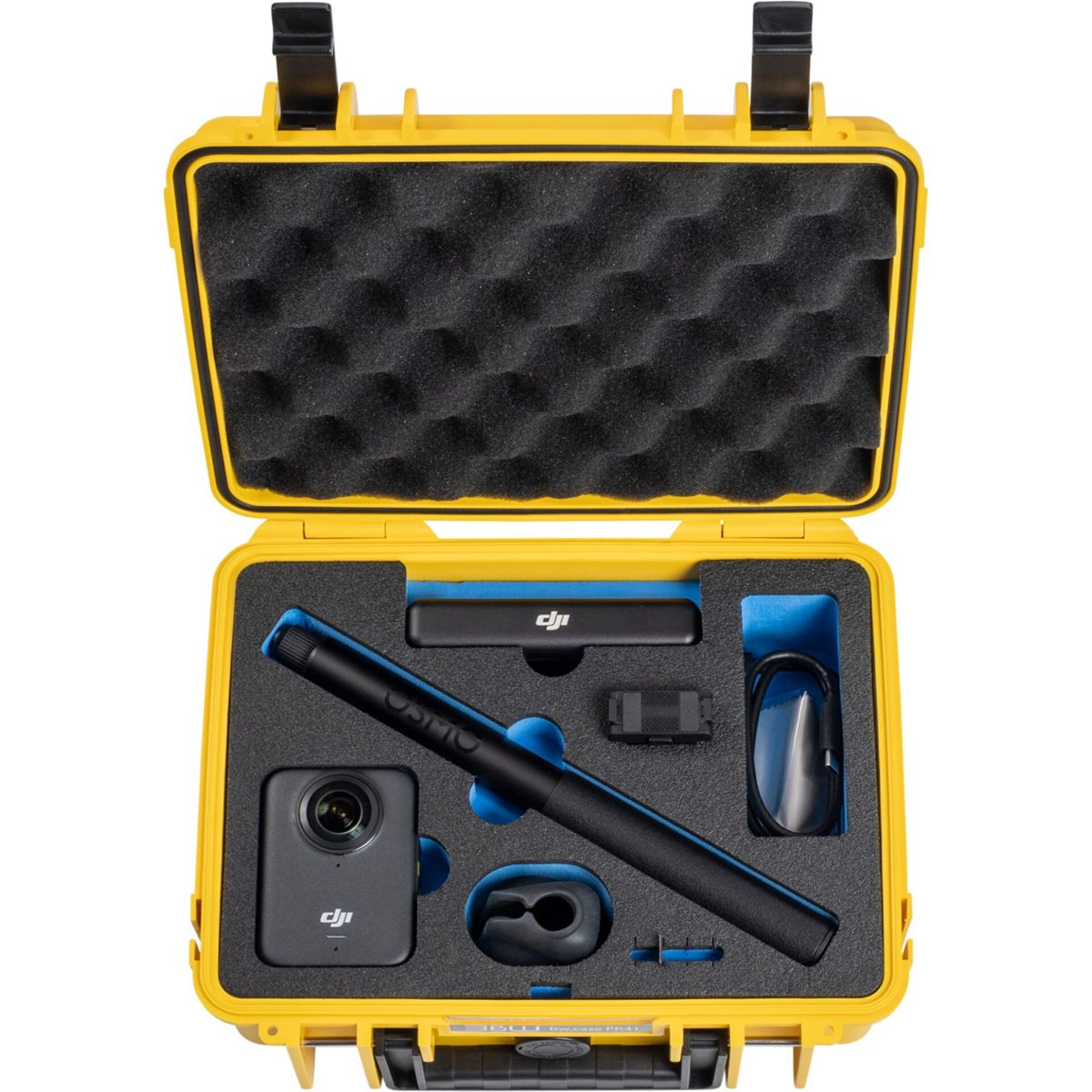Offener gelber Koffer mit schwarzem Schaumstoff und DJI Osmo Kamera. Enthält Kamera, Mikrofon und Zubehör. Der Koffer ist offen.