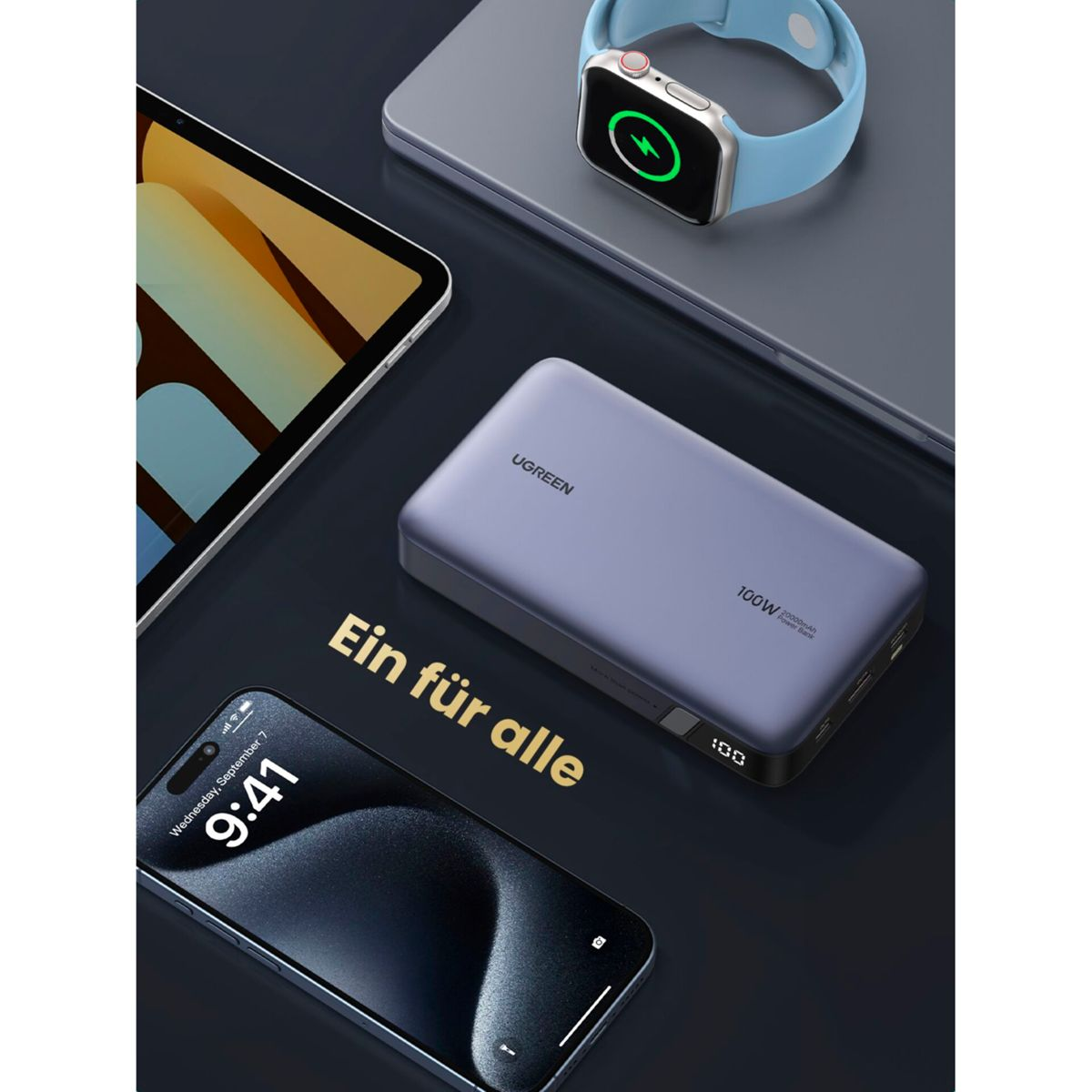 Un telefono, un tablet, uno smartwatch e un power bank sono su una superficie scura. L'orologio mostra un simbolo di ricarica. Testo: 'Ein für alle'.