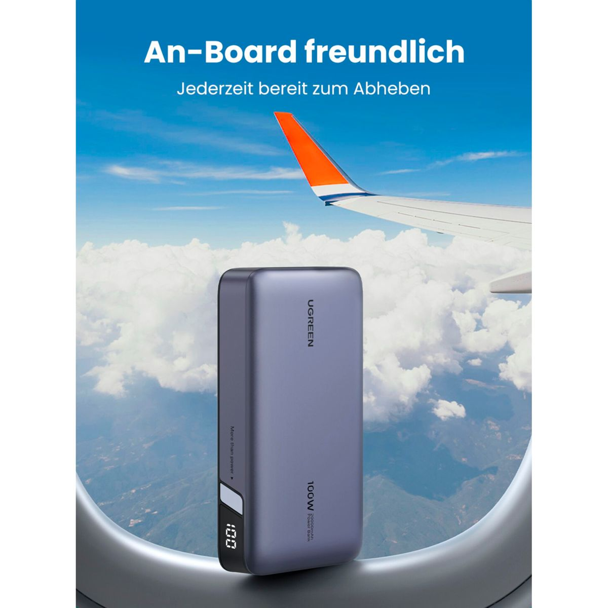 Un power bank in aereo. Il power bank è grigio-viola con schermo, e un'ala dell'aereo sullo sfondo.