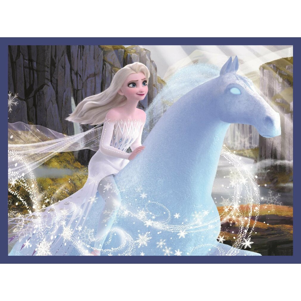 Elsa cavalca un cavallo di ghiaccio magico. Indossa un vestito bianco con lunghi capelli fluenti. Lo sfondo presenta montagne e luce solare.