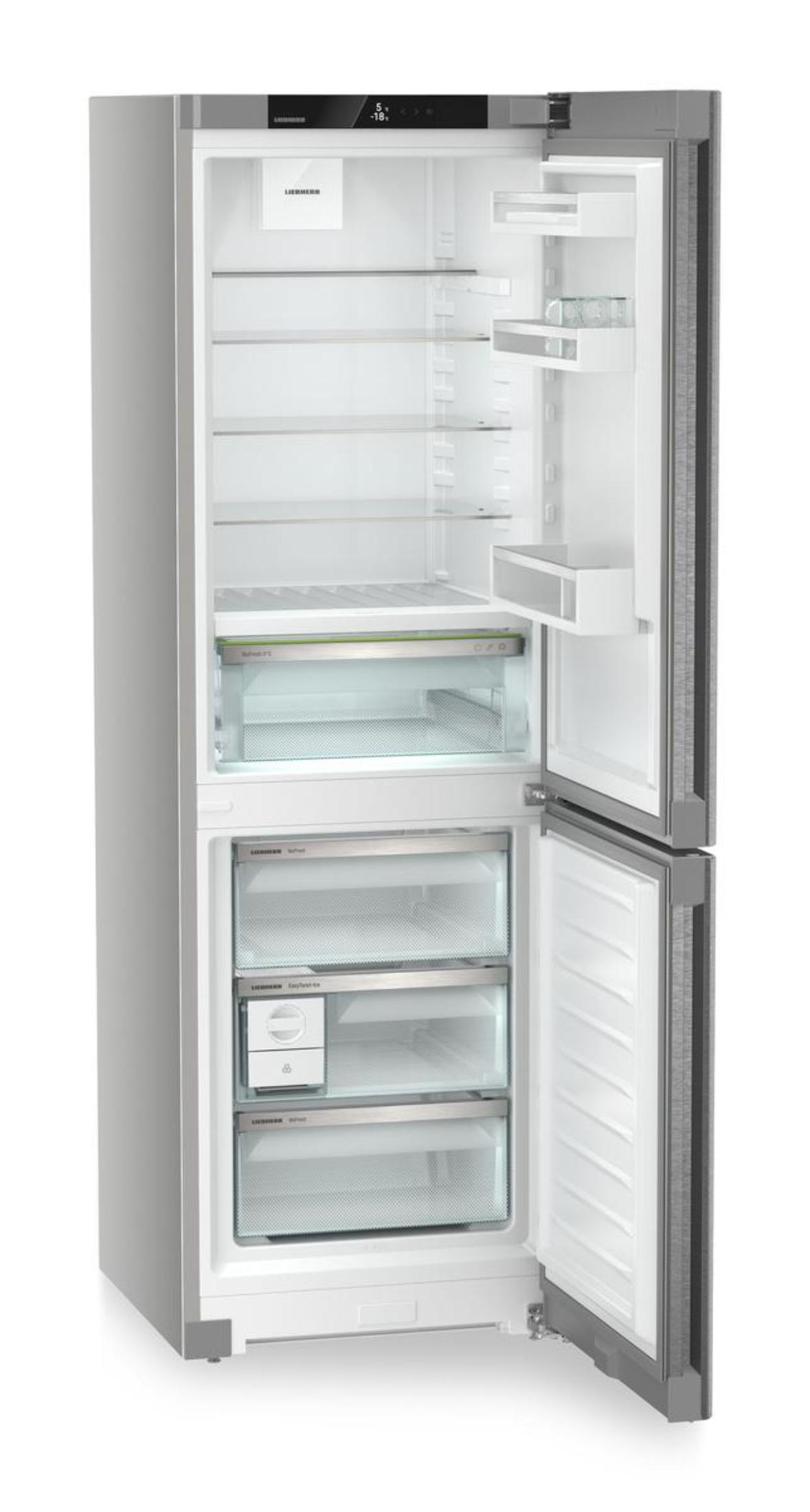 Ein moderner, offener Kühlschrank. Der obere Teil und eine Gefrierschublade sind geöffnet und zeigen leere Regale und Schubladen.