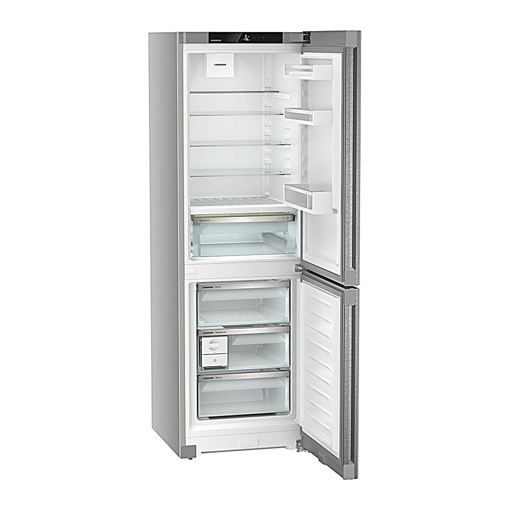 Ein silberner Kühlschrank mit geöffneten Türen. Das Innere ist sichtbar und zeigt Regale, Schubladen und den Markennamen Liebherr.