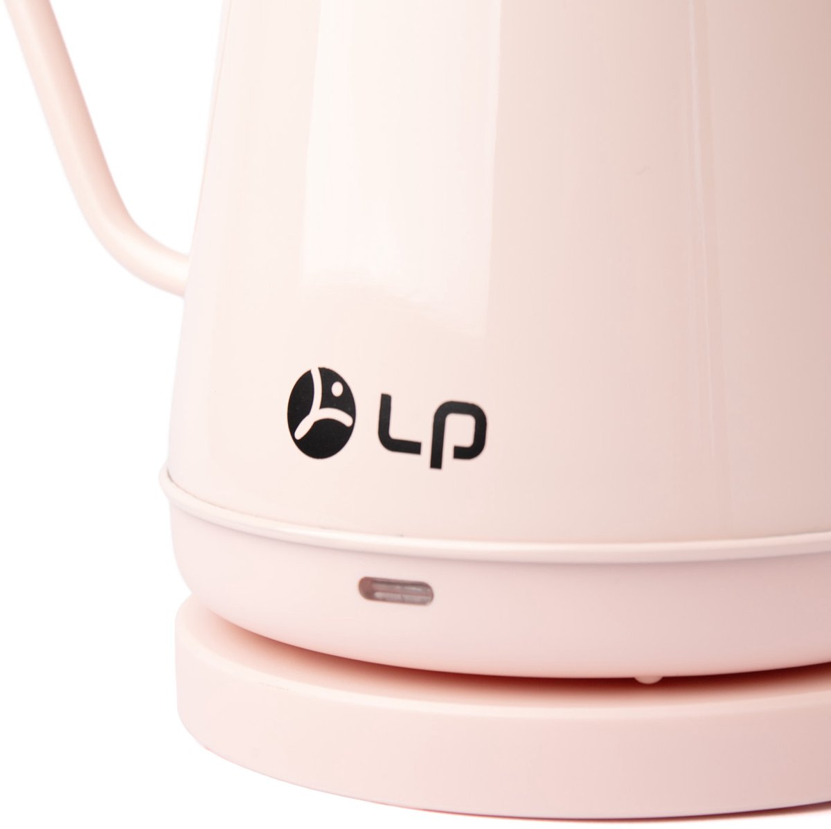 Nahaufnahme eines rosa Wasserkochers mit schwarzem Logo. Der Wasserkocher steht auf einem rosa Sockel und hat einen Griff. Vorne ist ein Licht.