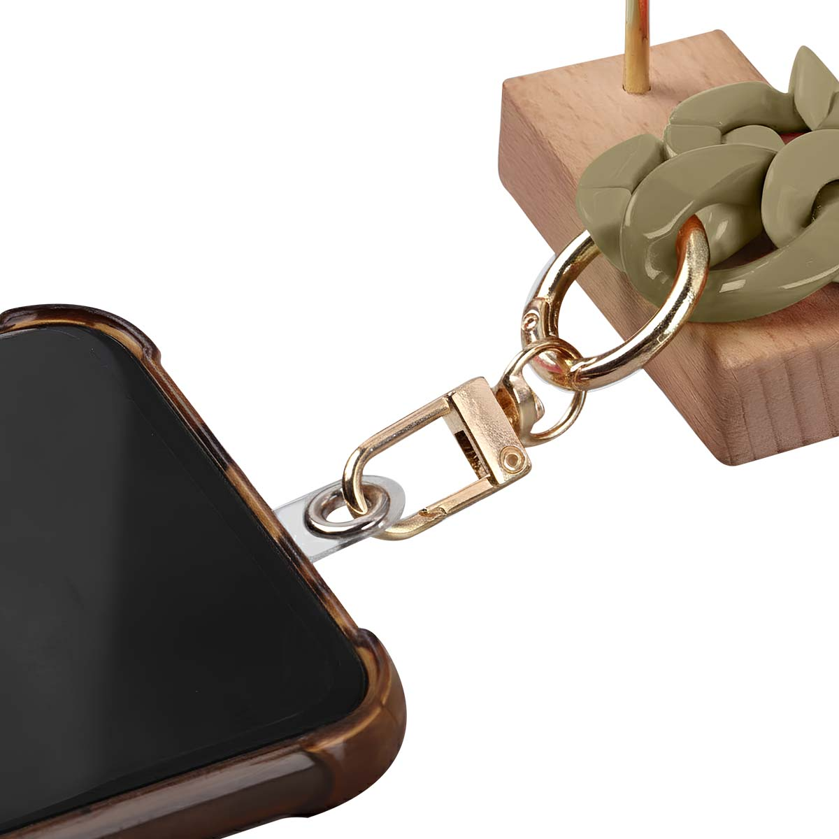 Una custodia per telefono con una catena è collegata a un blocco di legno. La catena è verde oliva e la custodia ha un motivo marrone.