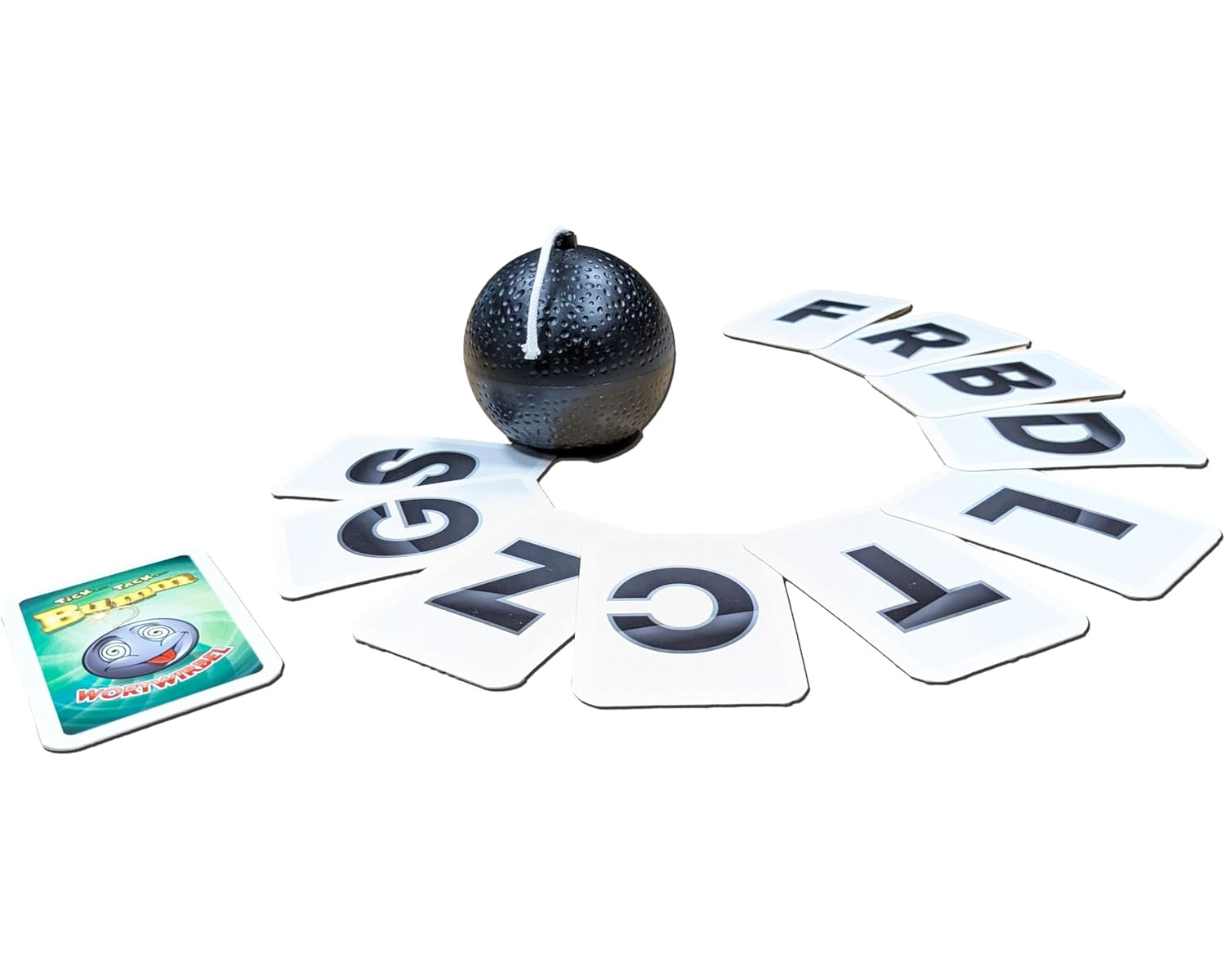 Une configuration de jeu avec une boule noire, des cartes de lettres et une carte de jeu. Les cartes affichent des lettres et la carte un dessin animé.