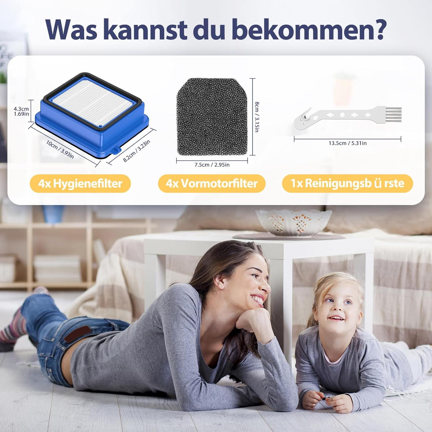 Das Bild zeigt Filter und eine Reinigungsbürste. Eine Frau und ein Mädchen liegen auf dem Boden vor einem weißen Tisch und lächeln.