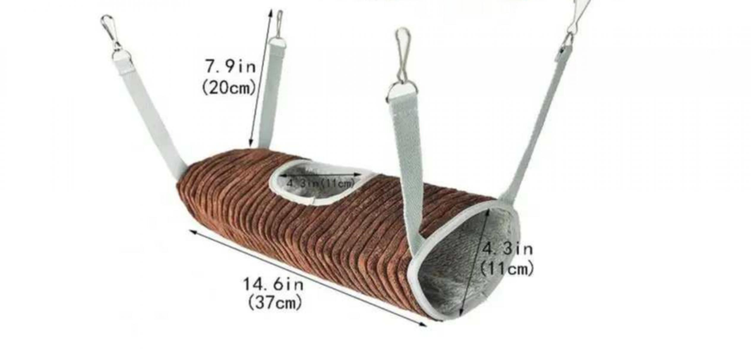 Ein braunes, hängendes Haustierbett mit Größenangaben. Silberne Clips und weiße Riemen sind am Bett befestigt.