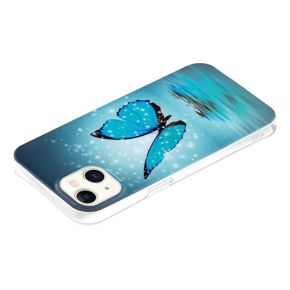 Une coque de téléphone avec un motif de papillon bleu. Le papillon a des ailes bleues et un corps brun foncé. Le fond est un dégradé de bleu.