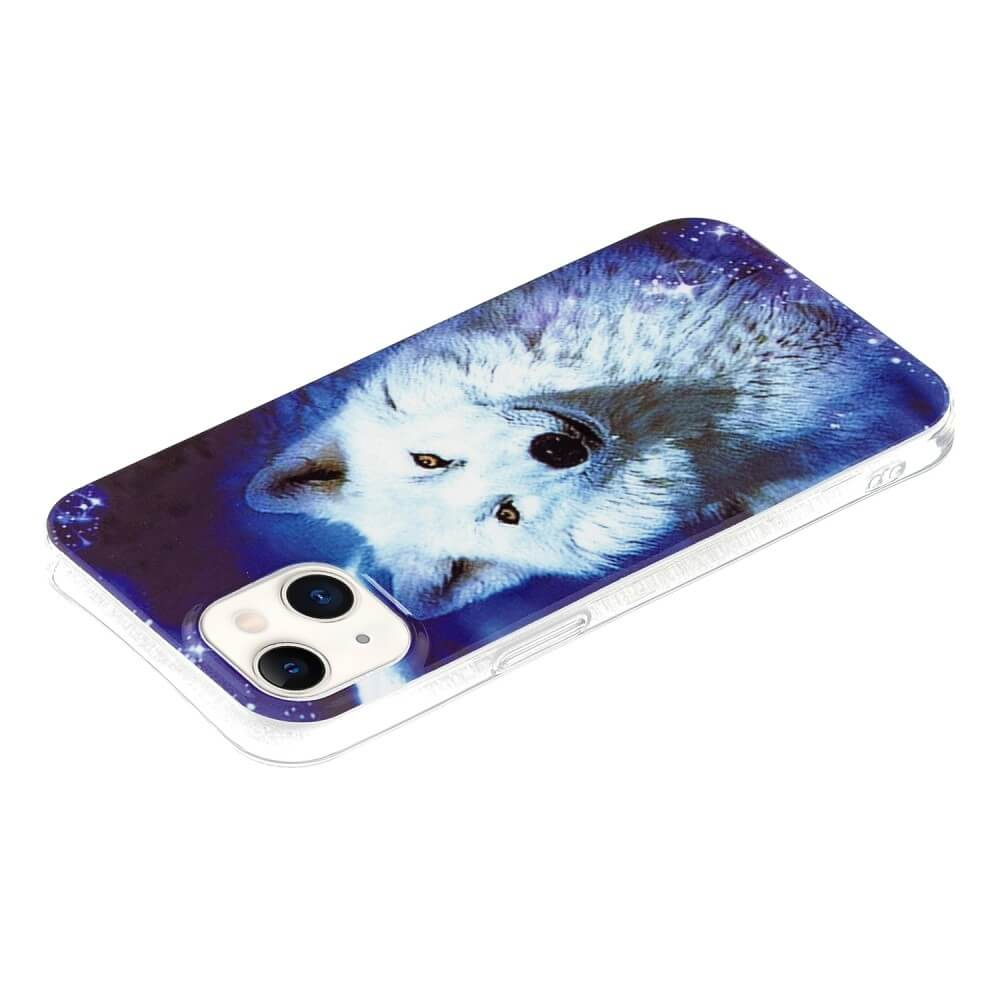 Coque de téléphone avec un motif de loup. Le fond est un ciel de nuit bleu étoilé. Le loup est blanc avec des yeux jaunes.