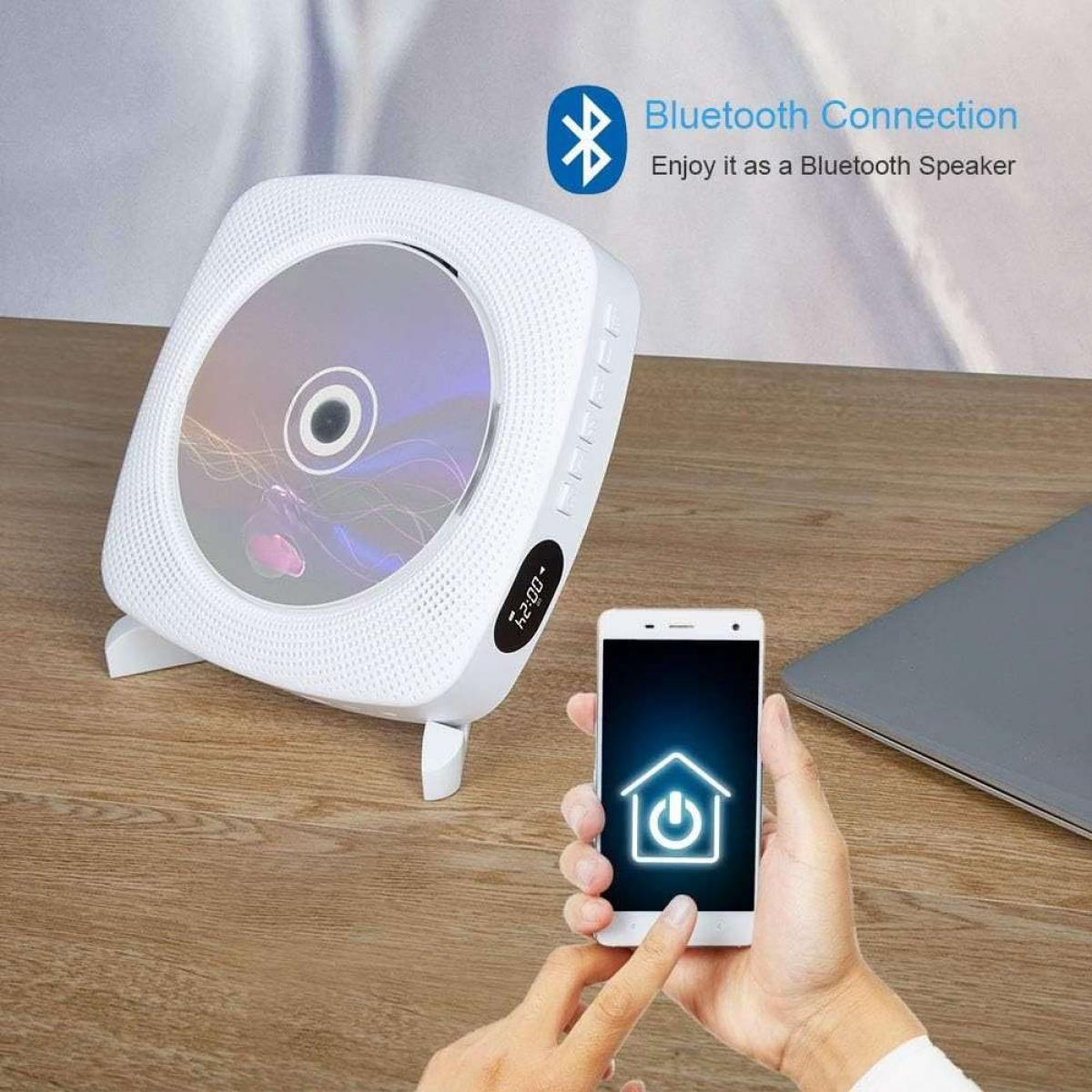 Weißer CD-Player mit CD, Handy mit Haus-Symbol und Laptop auf Holztisch. Bluetooth-Verbindung.