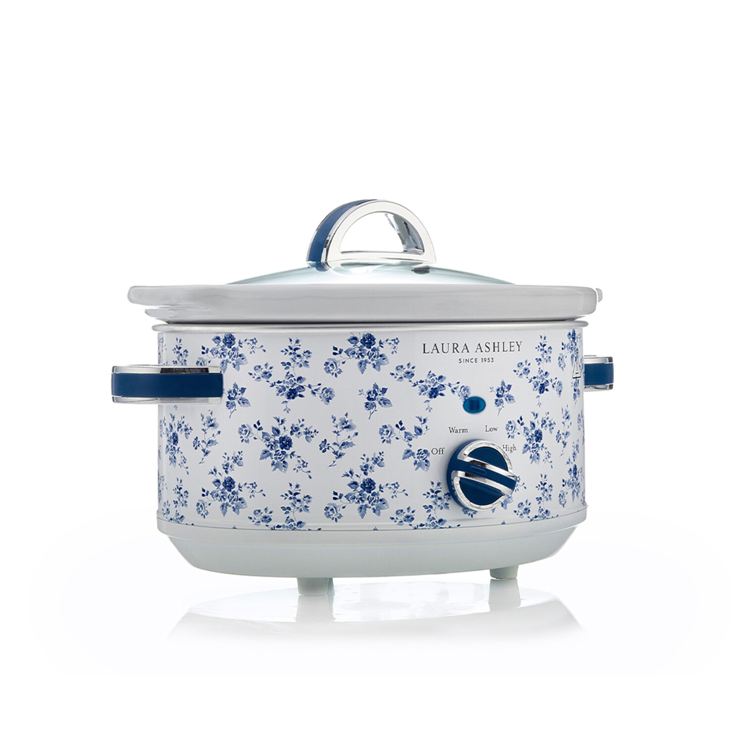 Ein weißer und blauer Blumen-Schongarer. Er hat einen Glasdeckel und einen Drehregler für die Temperatureinstellungen. Die Marke ist Laura Ashley.