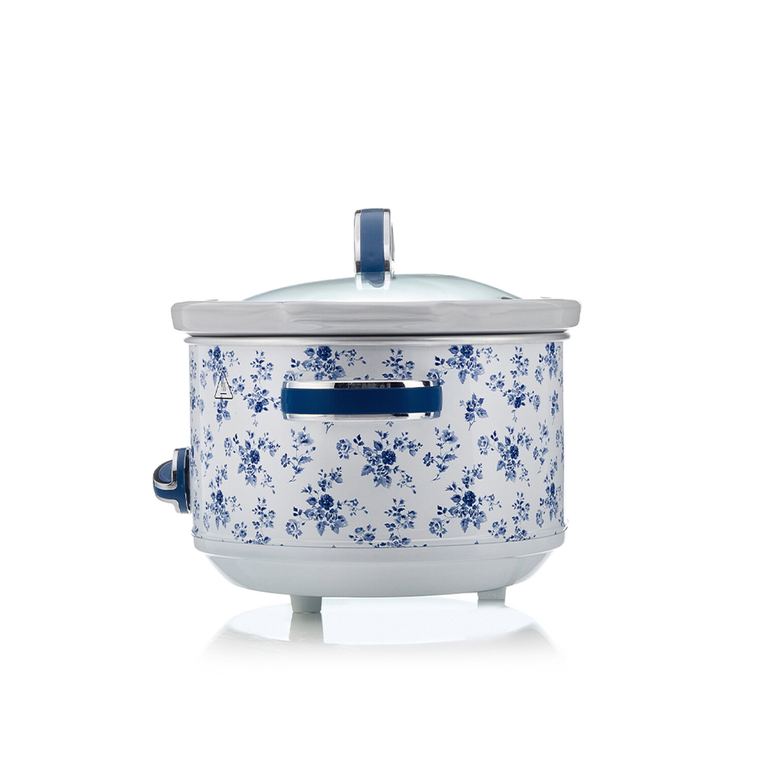 Ein weiß-blauer, floraler Slow Cooker mit Deckel und Griffen, vor weißem Hintergrund.
