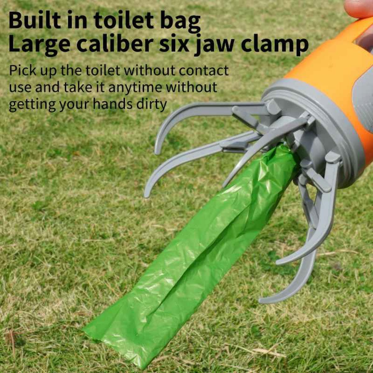 Eine orangefarbene und graue Klemme, die eine grüne Tasche auf einem grasbewachsenen Feld hält. Die Klemme hat sechs Backen. Text: Eingebaute Toilettentasche.