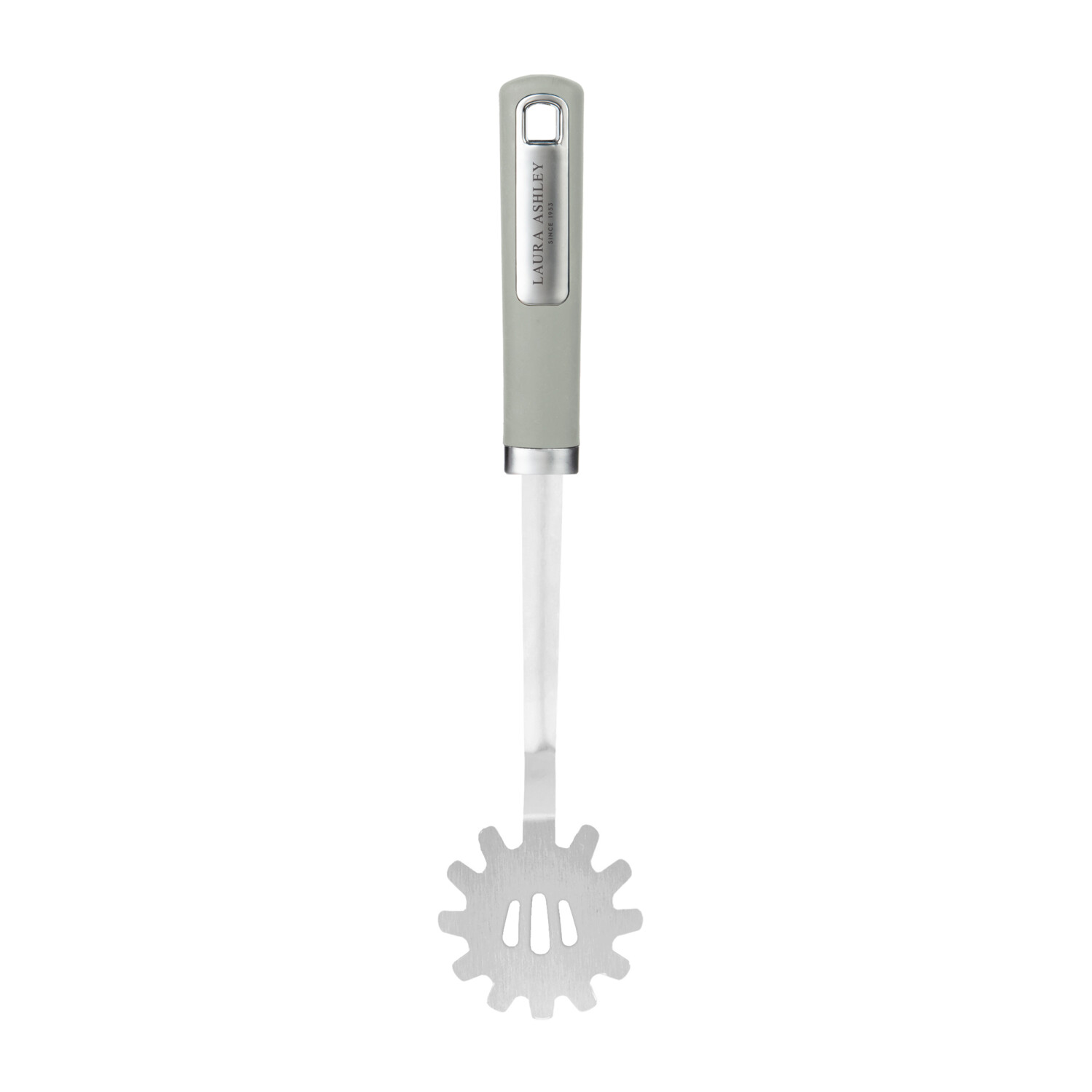 Ein Spaghettiserver, silbernes Metall mit einem salbeigrünen Griff. Der Griff hat das Laura Ashley-Logo. Der Server befindet sich auf weißem Hintergrund.