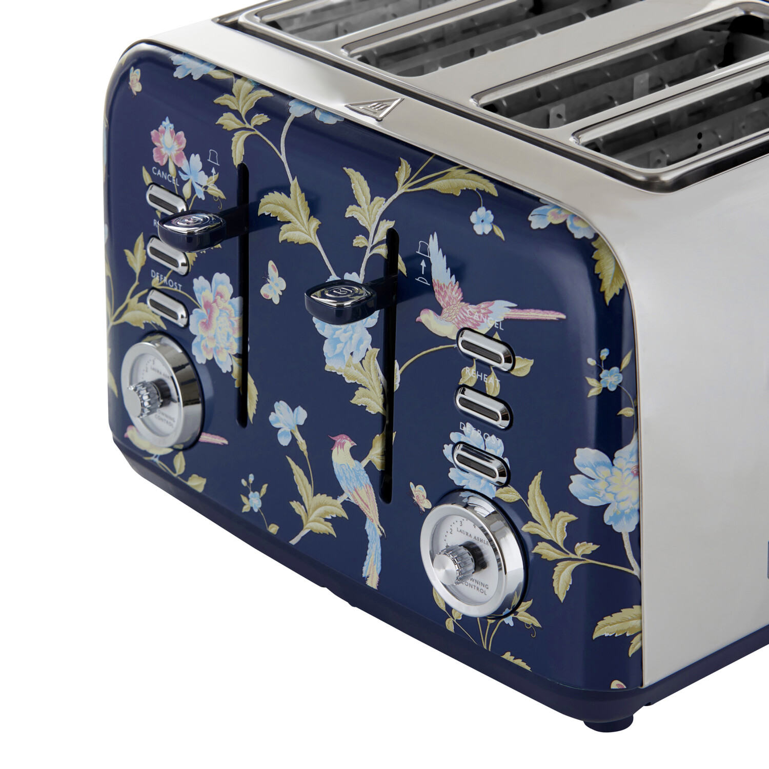 Ein marineblauer Toaster mit Blumen- und Vogelmustern. Er hat Akzente aus Edelstahl und verschiedene Bedienknöpfe und -räder.
