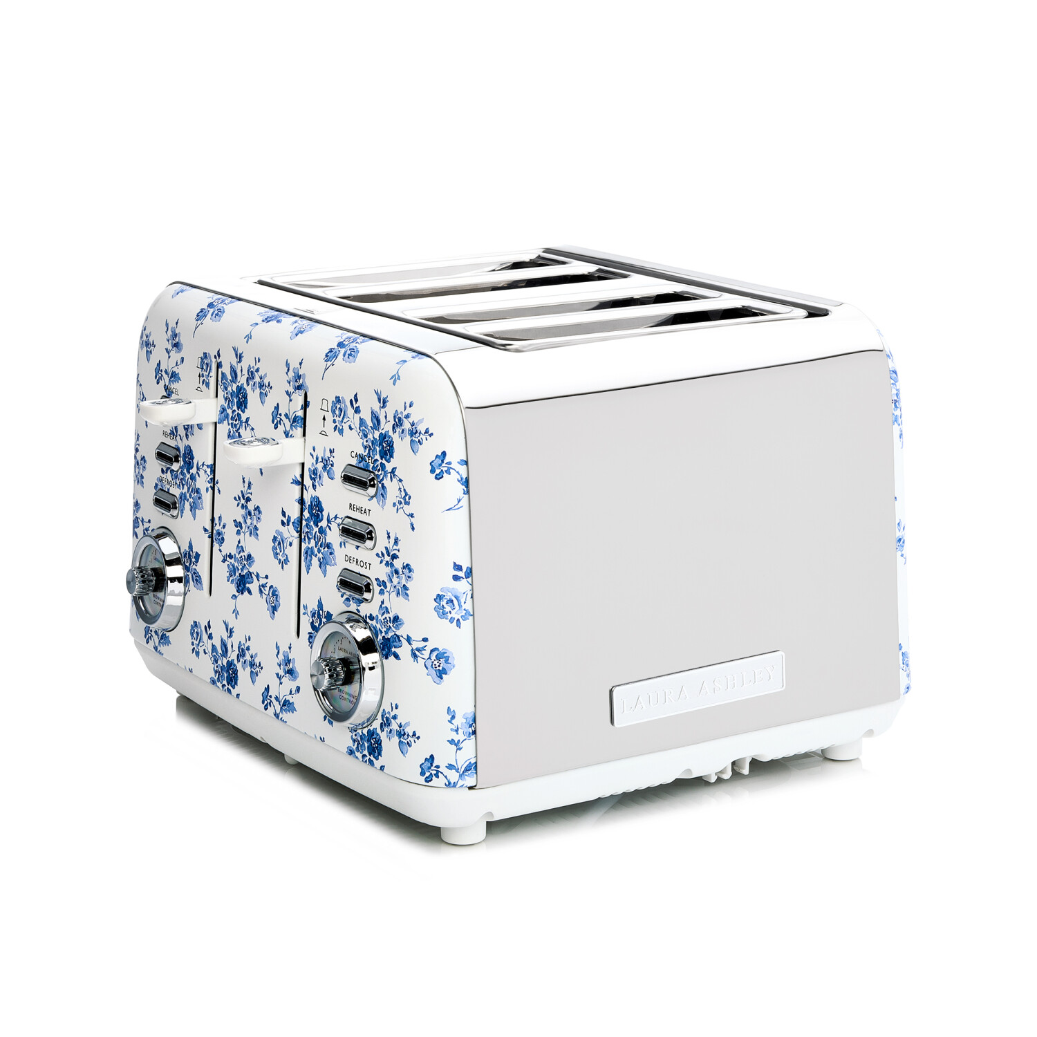 Ein weißer Toaster mit blauem Blumendesign. Er hat vier Schlitze, silberne Akzente und Knöpfe. Der Markenname ist sichtbar.