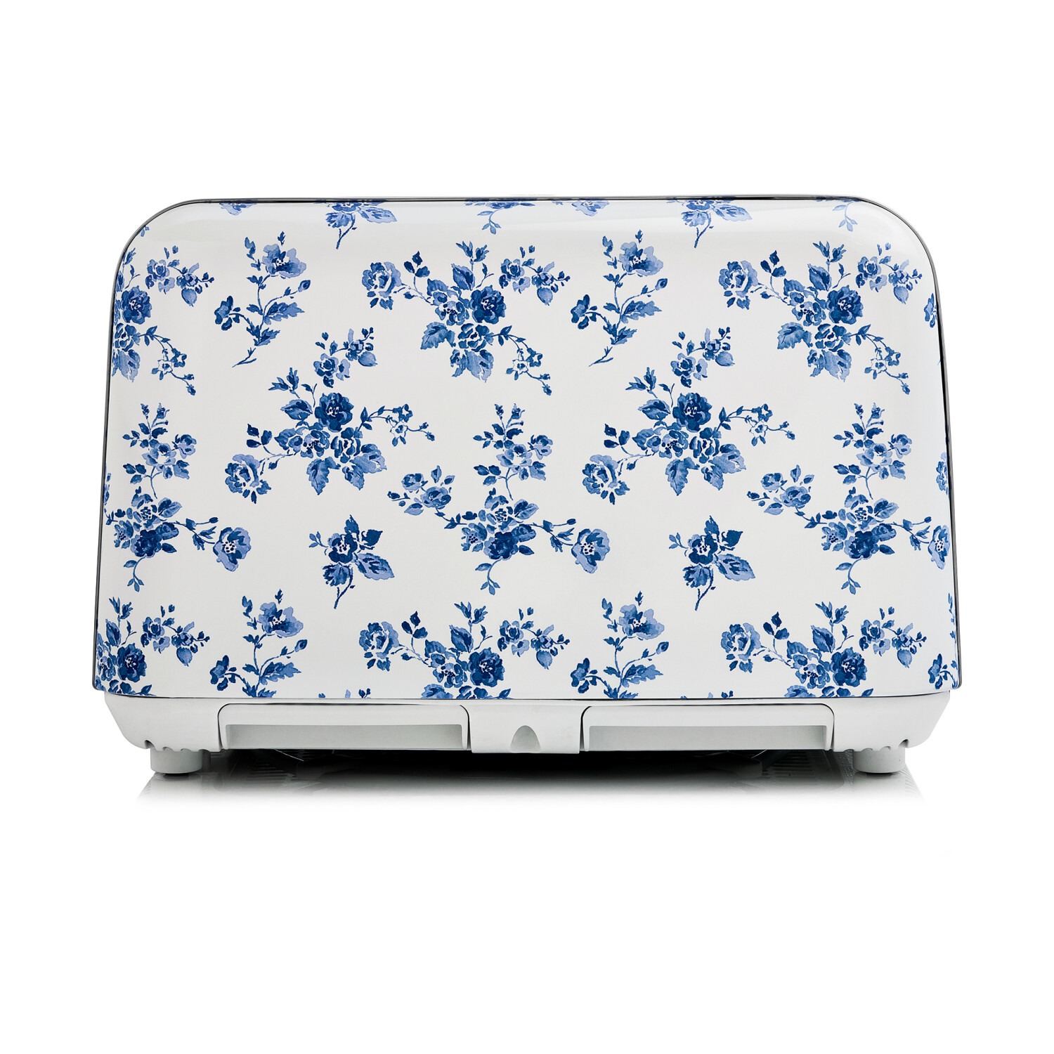Ein weißer Toaster mit blauem Blumenmuster. Der Toaster steht auf einer weißen Oberfläche, wobei sich sein Spiegelbild darunter befindet.
