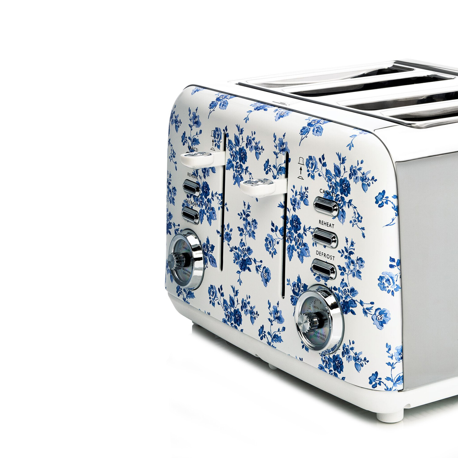 Ein weißer Toaster mit blauen Blumenmustern. Er hat mehrere Knöpfe und Regler für verschiedene Funktionen, vor weißem Hintergrund.